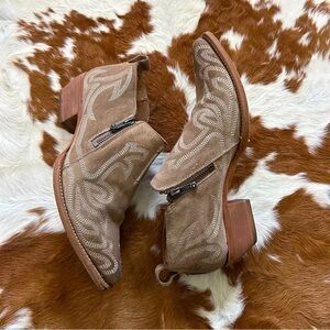 Frye western suede tan booties ankle boots size 9